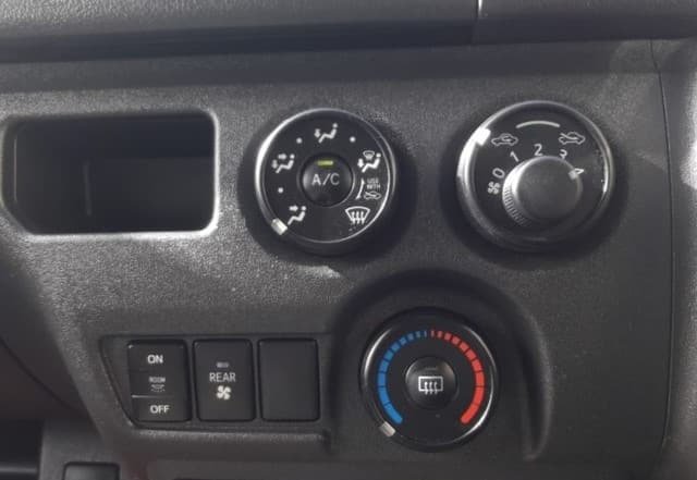 
								TOYOTA HIACE COMMUTER full									