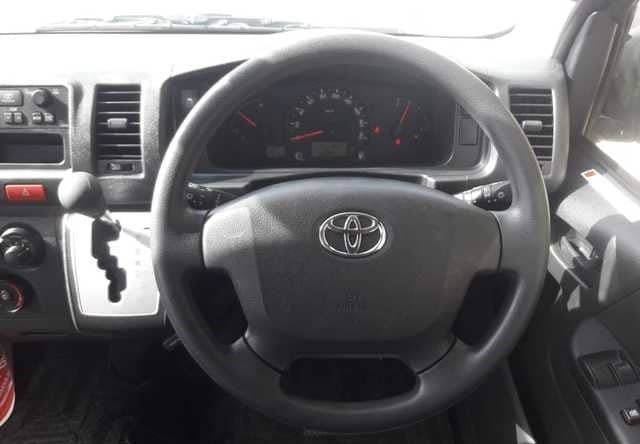 
								TOYOTA HIACE COMMUTER full									