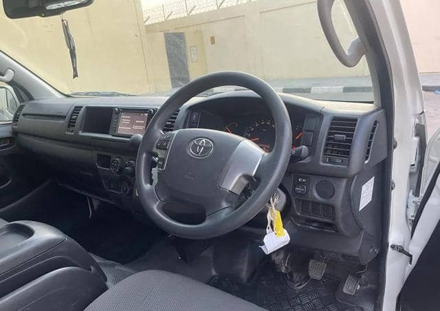 
								TOYOTA HIACE COMMUTER full									