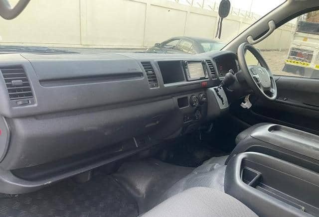 
								TOYOTA HIACE COMMUTER full									