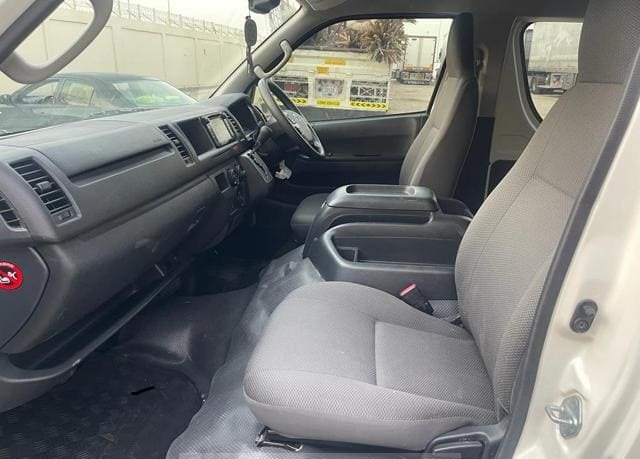 
								TOYOTA HIACE COMMUTER full									