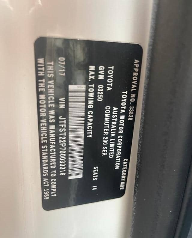 
								TOYOTA HIACE COMMUTER full									