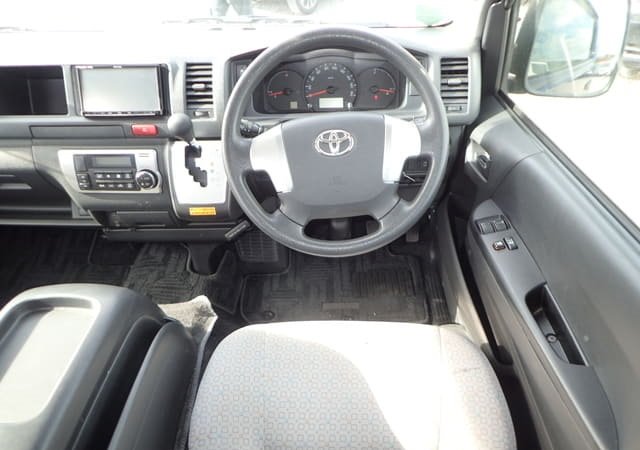 
								TOYOTA HIACE COMMUTER full									