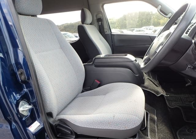 
								TOYOTA HIACE COMMUTER full									