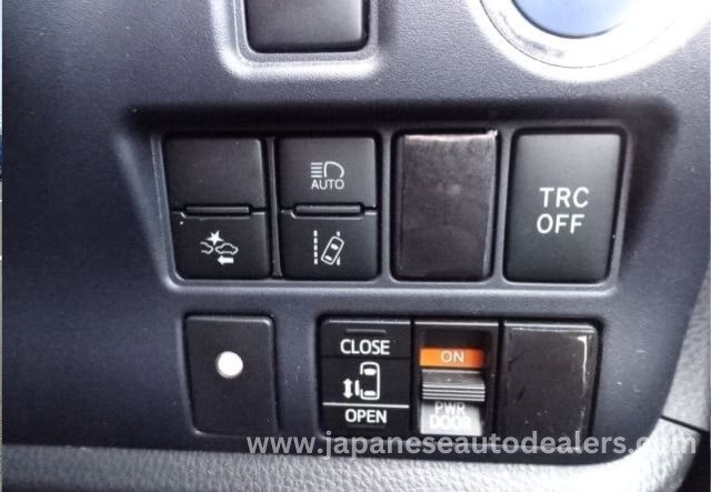 
								Toyota Voxy Hybrid full									