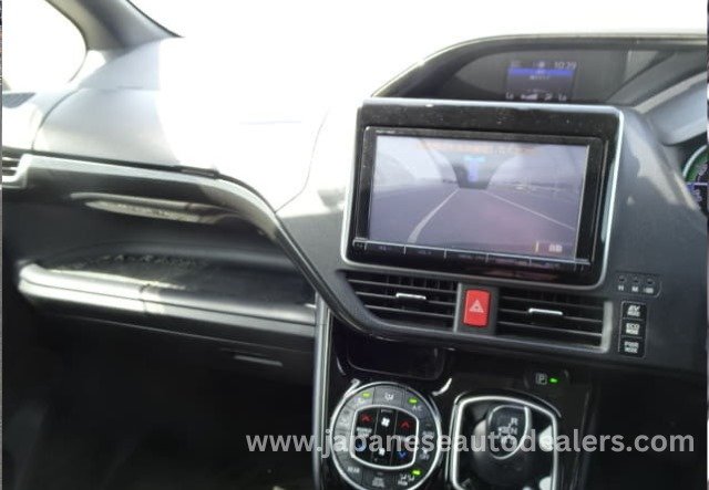 
								Toyota Voxy Hybrid full									