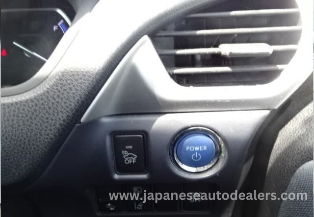 
								Toyota Voxy Hybrid full									