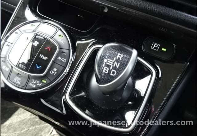 
								Toyota Voxy Hybrid full									