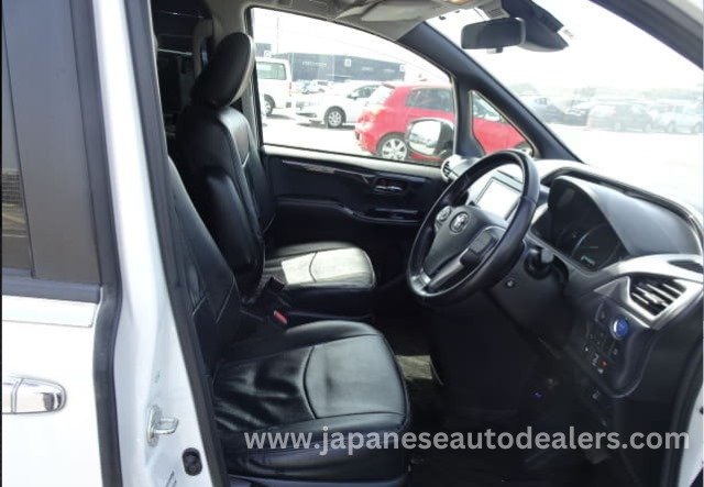 
								Toyota Voxy Hybrid full									