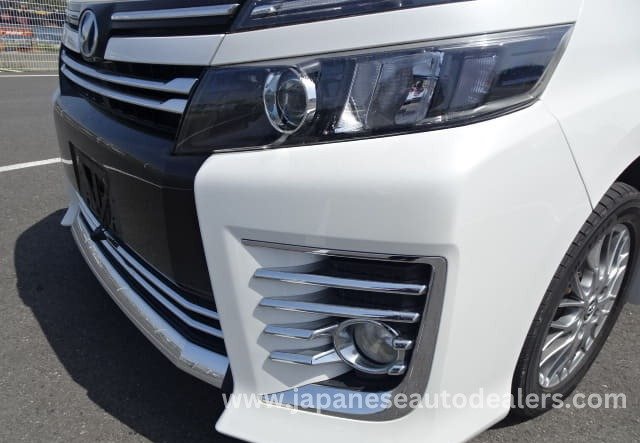 
								Toyota Voxy Hybrid full									