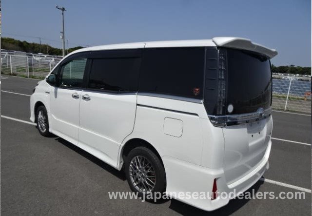 
								Toyota Voxy Hybrid full									