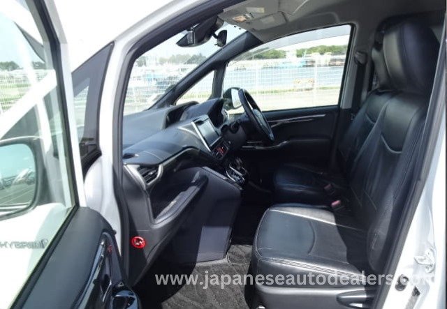 
								Toyota Voxy Hybrid full									
