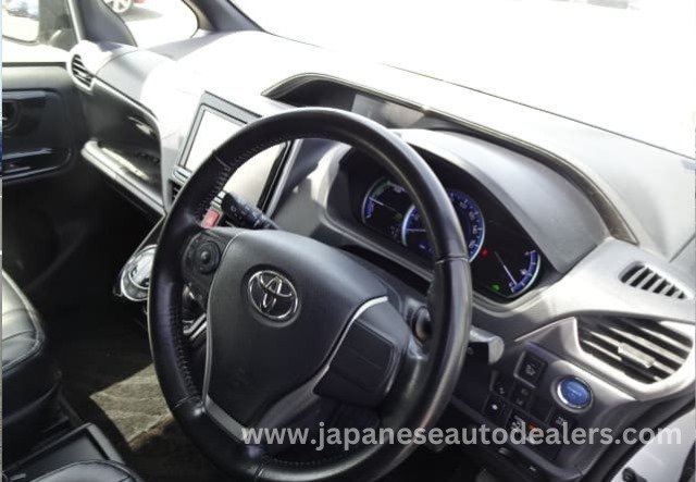 
								Toyota Voxy Hybrid full									
