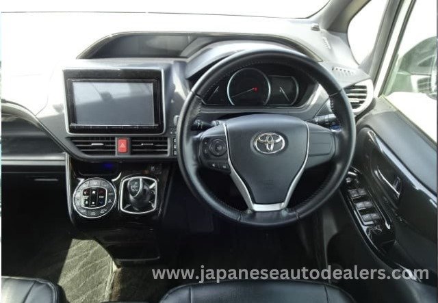 
								Toyota Voxy Hybrid full									