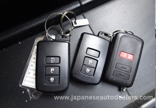 
								Toyota Voxy Hybrid full									