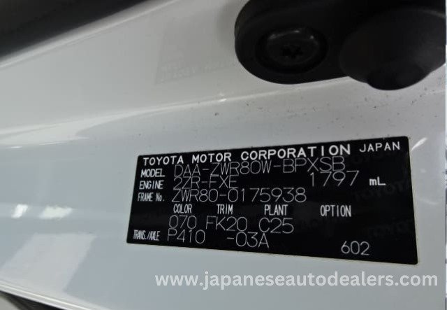 
								Toyota Voxy Hybrid full									