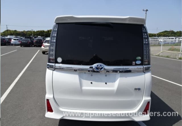 
								Toyota Voxy Hybrid full									