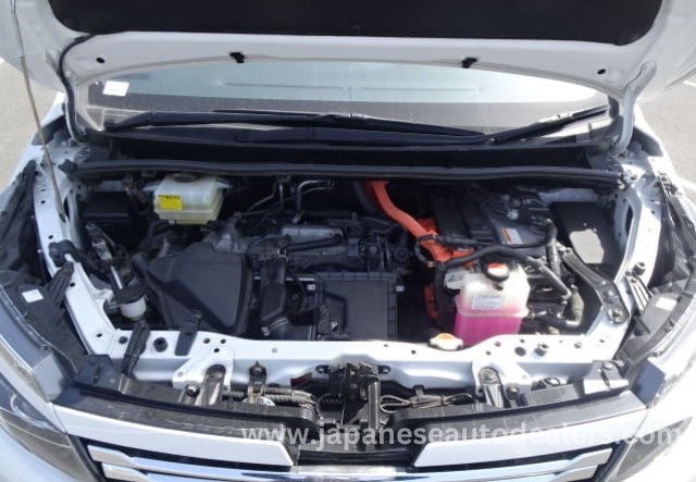 
								Toyota Voxy Hybrid full									