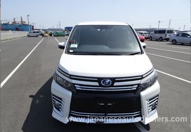 
								Toyota Voxy Hybrid full									