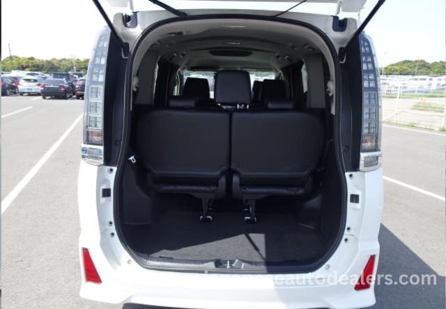 
								Toyota Voxy Hybrid full									