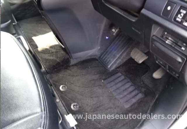 
								Toyota Voxy Hybrid full									