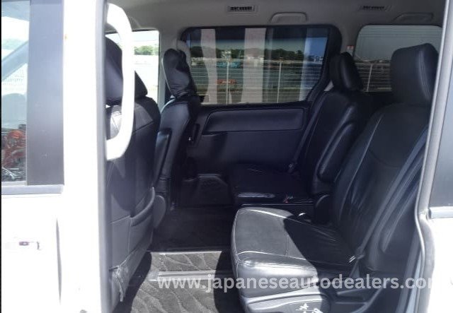 
								Toyota Voxy Hybrid full									