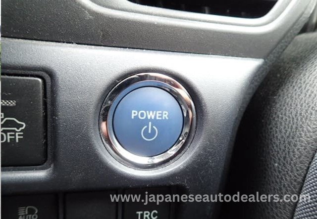 
								Toyota Voxy Hybrid full									