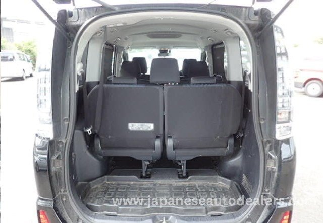 
								Toyota Voxy Hybrid full									