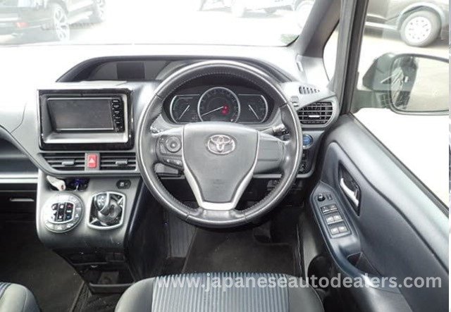 
								Toyota Voxy Hybrid full									
