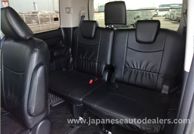 
								Toyota Voxy Hybrid full									