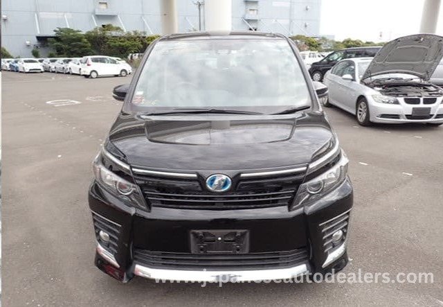 
								Toyota Voxy Hybrid full									