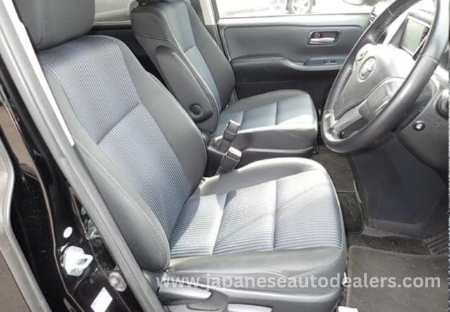 
								Toyota Voxy Hybrid full									