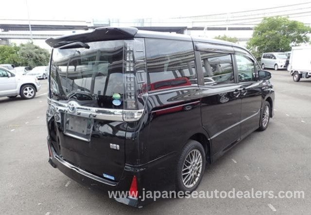 
								Toyota Voxy Hybrid full									
