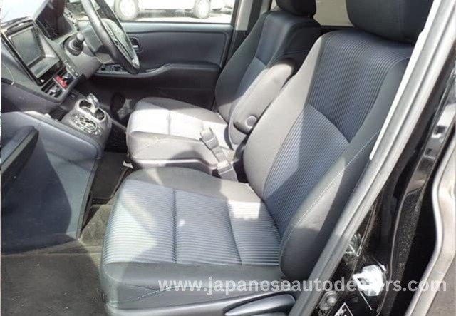 
								Toyota Voxy Hybrid full									