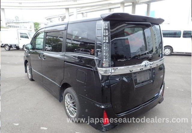 
								Toyota Voxy Hybrid full									