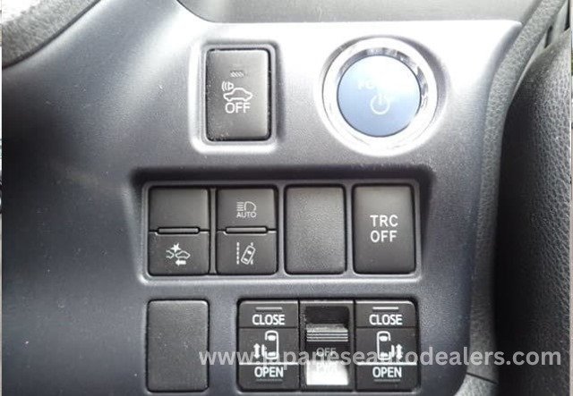
								Toyota Voxy Hybrid full									