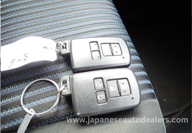 
								Toyota Voxy Hybrid full									