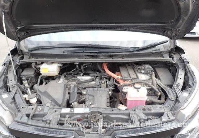 
								Toyota Voxy Hybrid full									