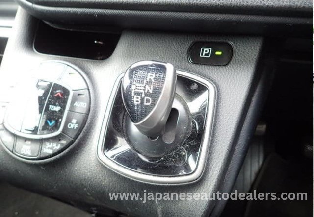 
								Toyota Voxy Hybrid full									