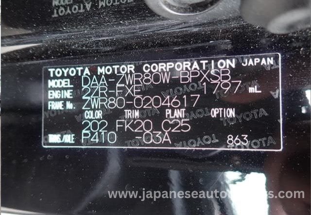 
								Toyota Voxy Hybrid full									