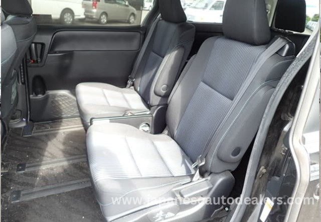
								Toyota Voxy Hybrid full									