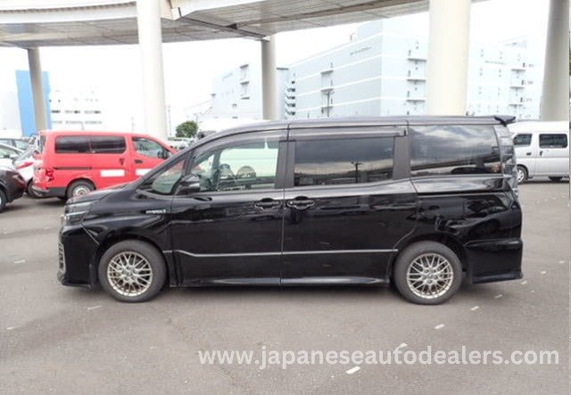 
								Toyota Voxy Hybrid full									