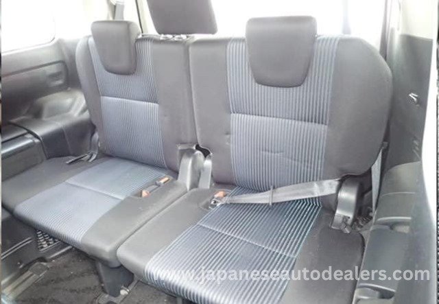 
								Toyota Voxy Hybrid full									