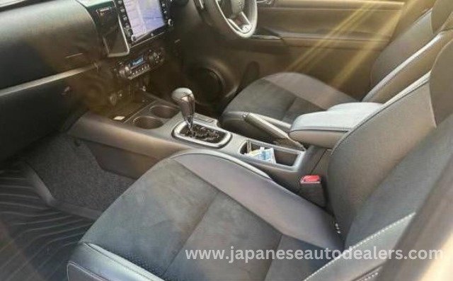 
								Toyota Hilux 2.8 GR-S full									