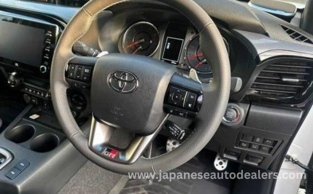 
								Toyota Hilux 2.8 GR-S full									