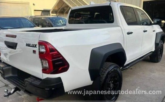 
								Toyota Hilux 2.8 GR-S full									