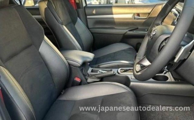 
								Toyota Hilux 2.8 GR-S full									