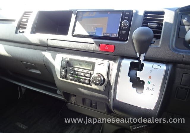
								TOYOTA HIACE COMMUTER full									
