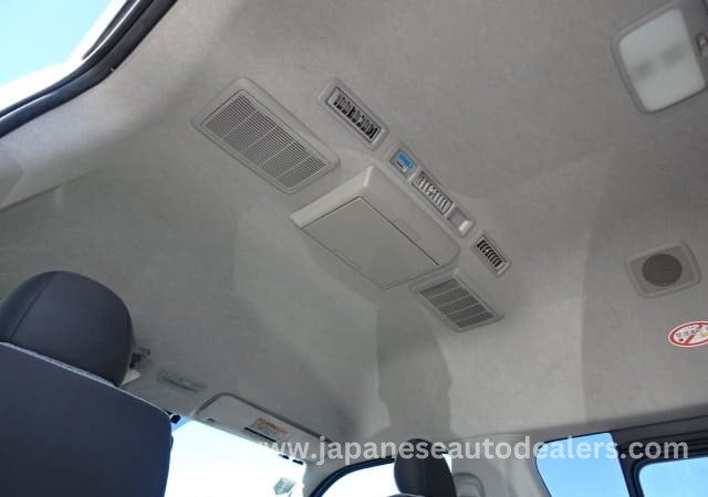 
								TOYOTA HIACE COMMUTER full									