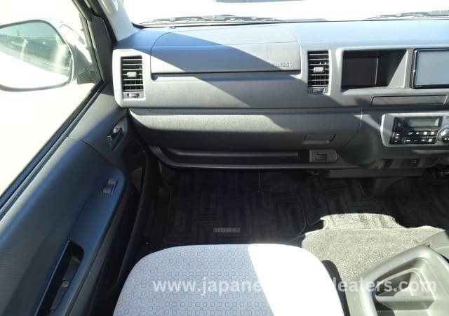 
								TOYOTA HIACE COMMUTER full									